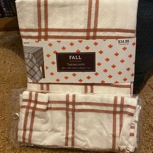 NWT TABLECLOTH AND NAPKINS